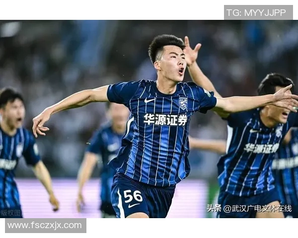 足球明星齐聚武汉展现风采球迷热情高涨共庆盛事 足球明星齐聚武汉展现风采球迷热情高涨共庆盛事